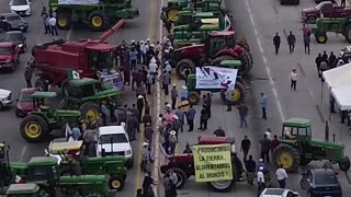 Rolnicy z Valle de Mexicali blokują drogę San Luis Rio Colorado-Mexicali w ramach ogólnopolskiego protestu przeciwko wysokim kosztom nakładów do siewu, apelując do prezydent Claudii Sheinbaum Pardo, że nie należy polegać na produkcji od innych kr