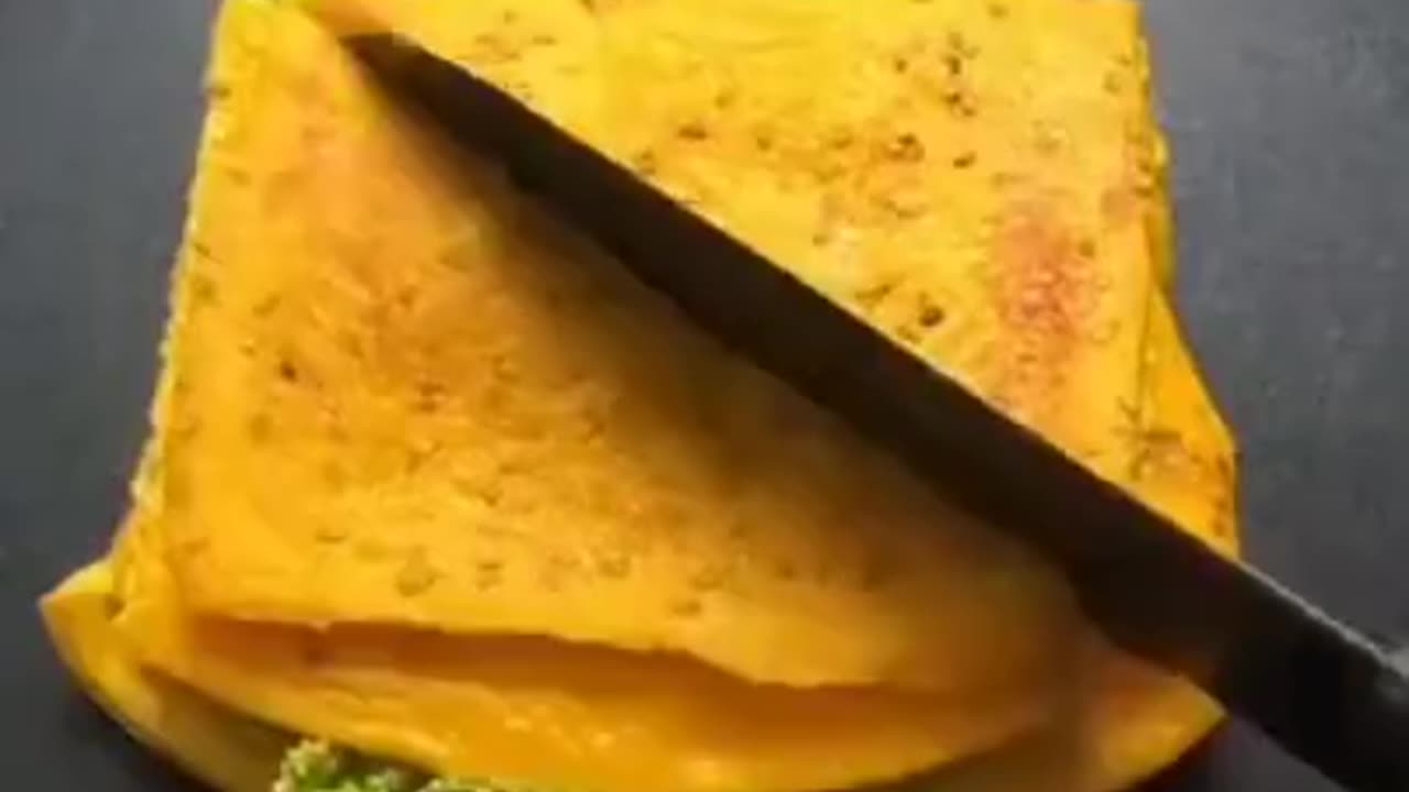 "Crispy Omelet Sandwich Hack 🍳🔥 | Viral Street Breakfast You Must Try!"