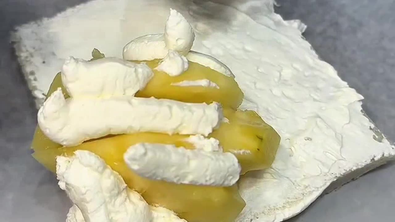 Fresh fruits full of cream sandwich