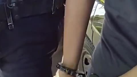 Intense struggle over a purse during arrest 👜🚨