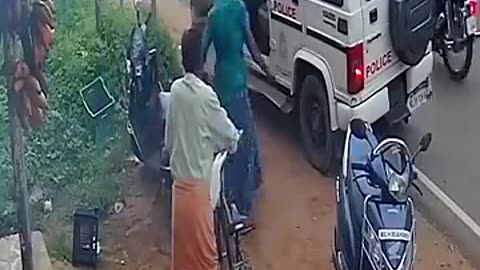 Trending: This Kerala policeman’s bravery went viral on the internet as he subdu