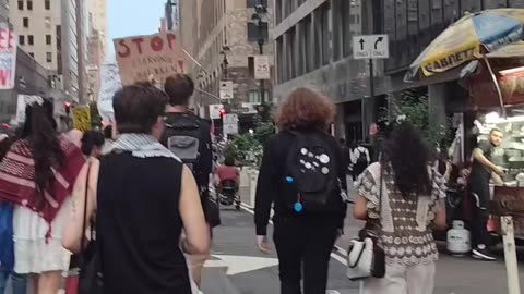 Flores mexicanas en marcha en apoyo del Pueblo Indígena Palestino.