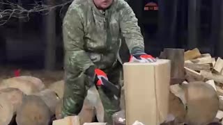 Lukashenko da una clase magistral de corte de leña