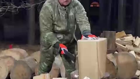 Lukashenko da una clase magistral de corte de leña