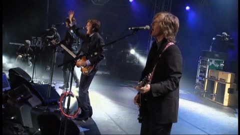 Jet (Wings song) - Paul McCartney (live)