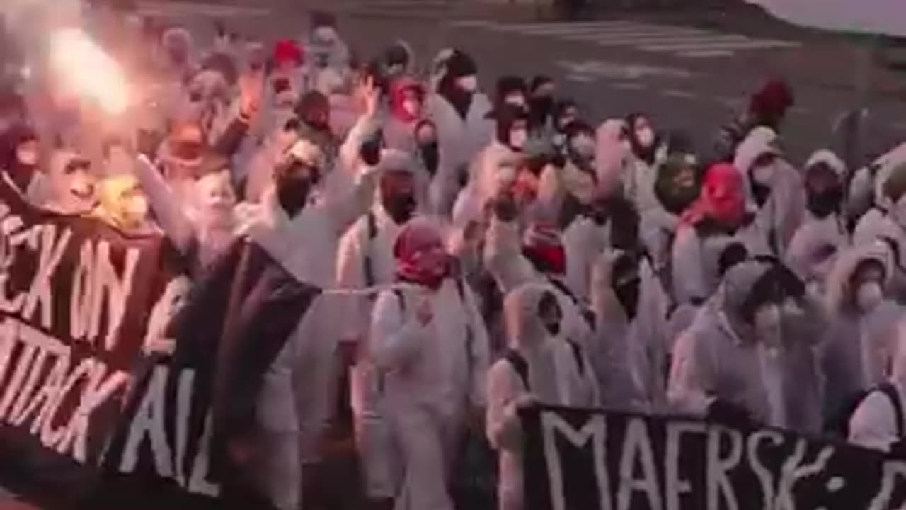 1000 activists break through security to occupy MAERSK headquarters
