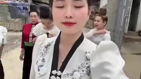 idols are dressed up