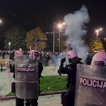 Përshkallëzohet protesta në Beograd, qytetarët serb hedhin molotov drejt policisë