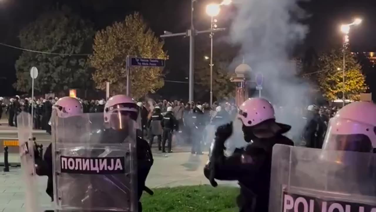 Përshkallëzohet protesta në Beograd, qytetarët serb hedhin molotov drejt policisë