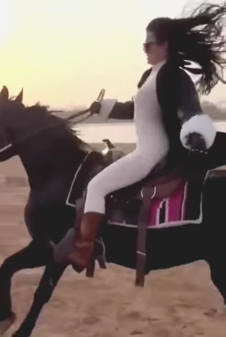 𝑺𝒊𝒍𝒌 𝑴𝒐𝒗𝒆𝒔 𝒊𝒏 𝑯𝒐𝒓𝒔𝒆 𝑹𝒊𝒅𝒊𝒏𝒈