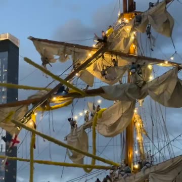 Sailors were seen dangling from the topmasts after ship collided with Brooklyn Bridge
