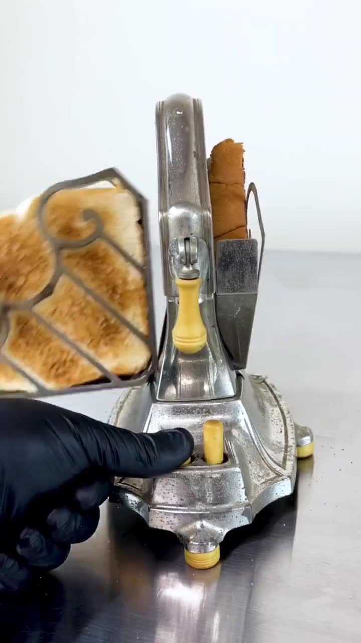 The first electric toaster by the American company Frary & Clark 1924