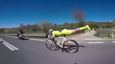 Cyclist Michael Guerra's amazing 'Superman' pose. 😱😃😂