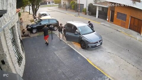 Cuatro jóvenes roban auto a dos mujeres en 30 segundos en Argentina