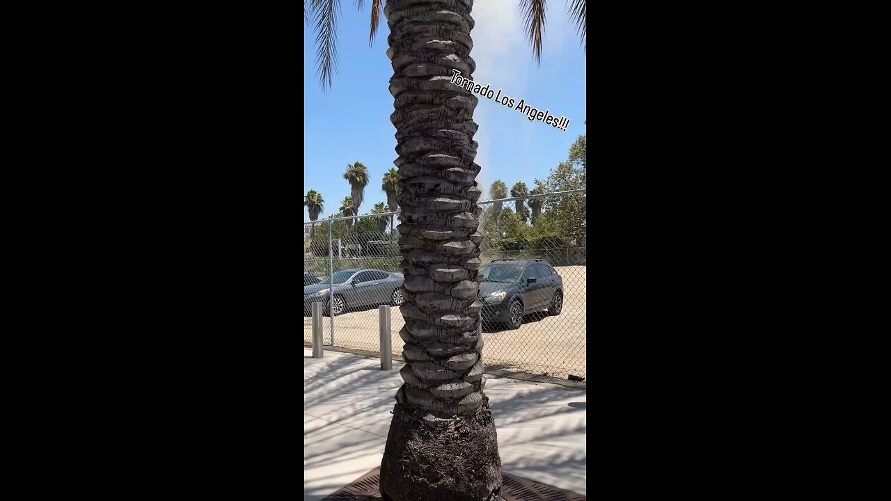 "I got off the metro and was greeted by a dusty tornado in LA" 🌪️👀