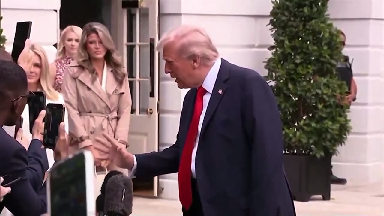 Trump DESTROYS Liberal Reporter After She Asks if He's "Gong to War with Chicago"