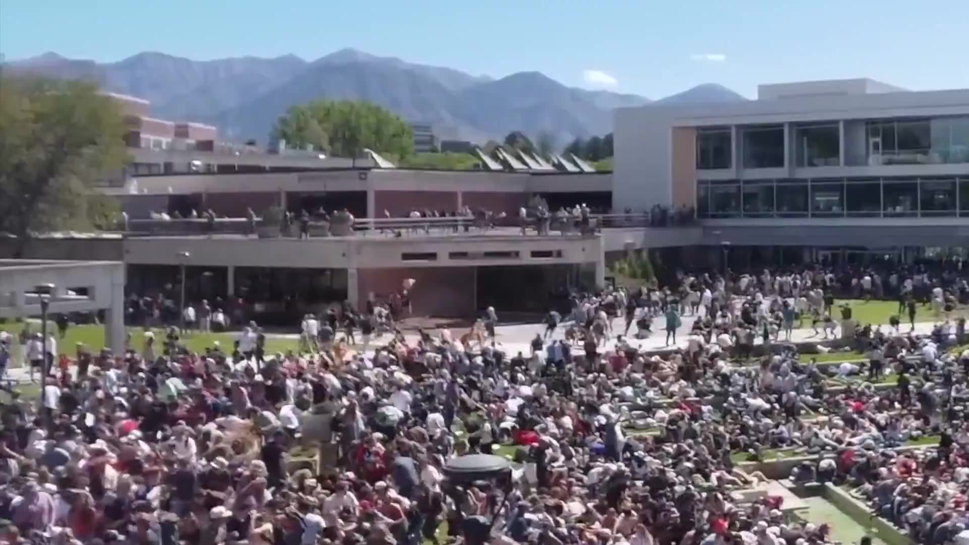 A GUNSHOT SEEN IN THE Charlie Kirk CROWD?