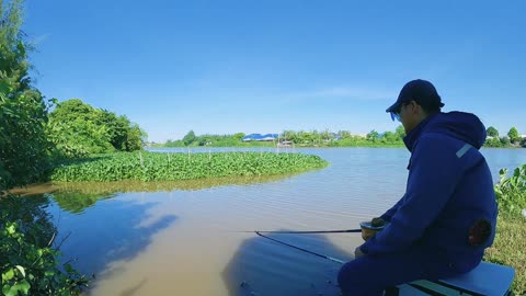 Köder am Haken Flussangeln #Flussfischen #Angelspaß #Fischzeit