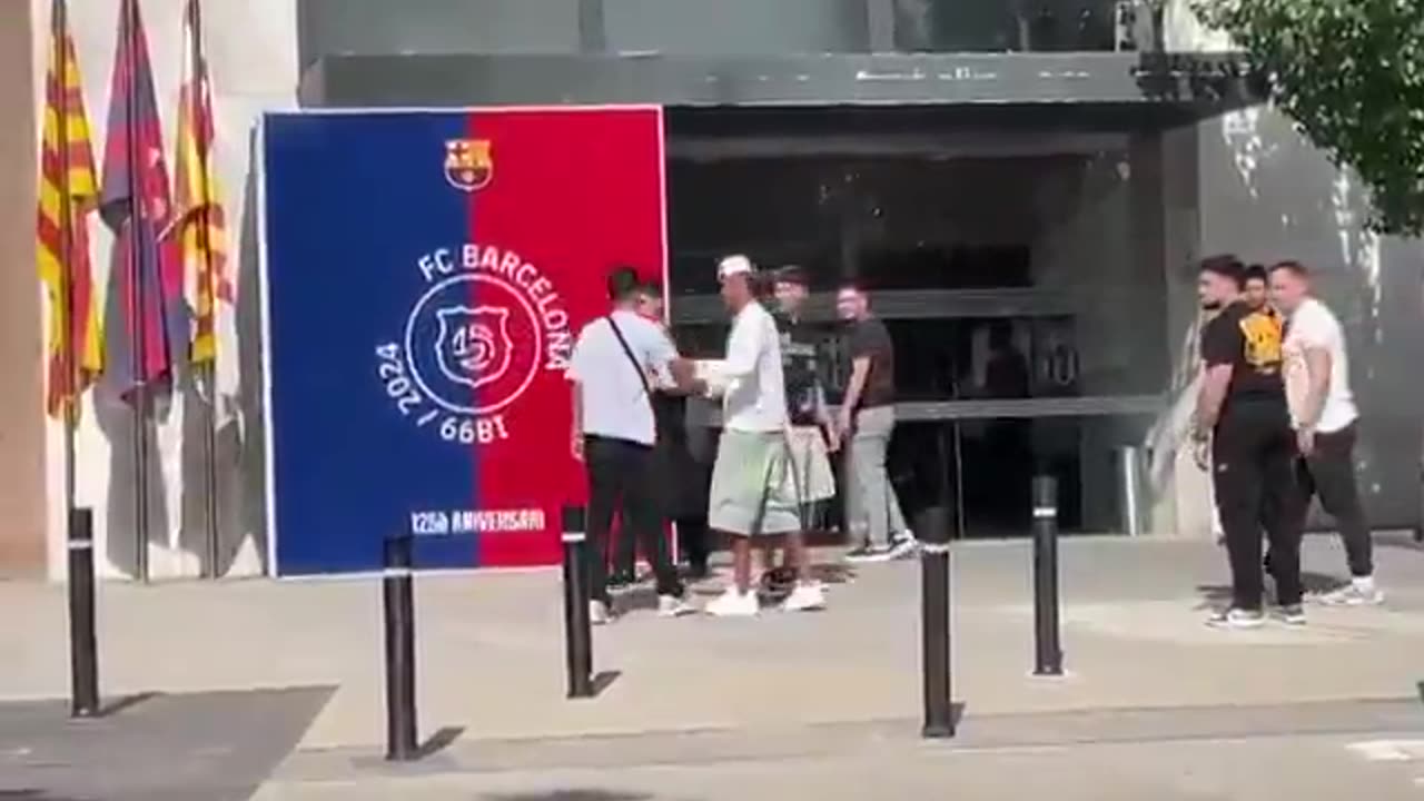 Lamine Yamal has arrived to sign new deal at Barça