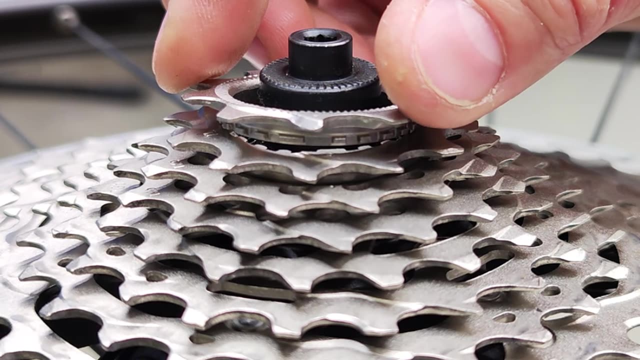 How to quickly install the cassette of a 12 speed bicycle CS M6100