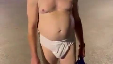 Neglizsében menekül a buzi zsidó