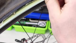 How to remove a tubeless bicycle wheel. What's inside a bike tubeless