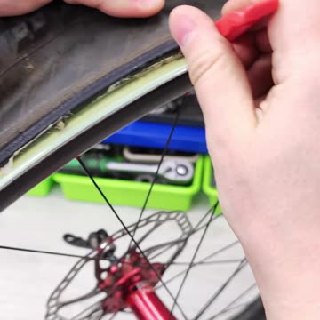 How to remove a tubeless bicycle wheel. What's inside a bike tubeless