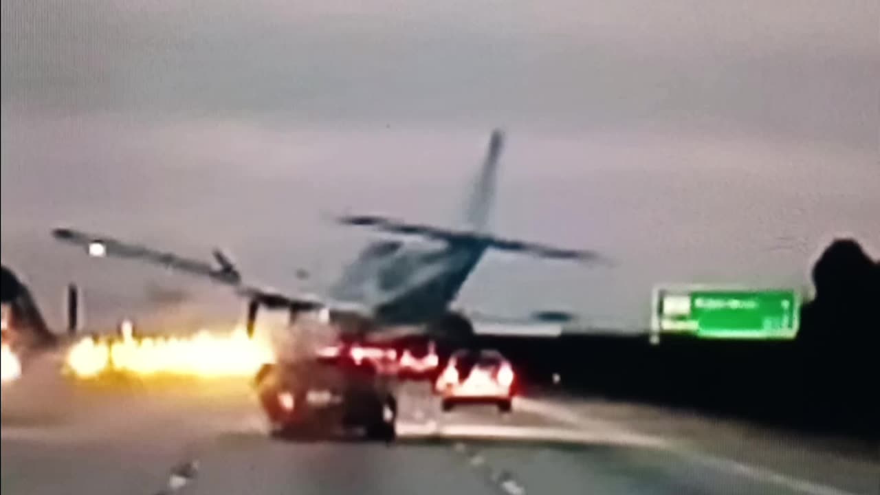 Plane makes emergency landing on Florida highway