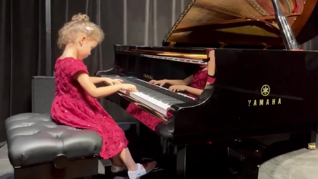 She’s a 4-year-old prodigy winning 1st place at a global competition with Beethovens "Fur Elis
