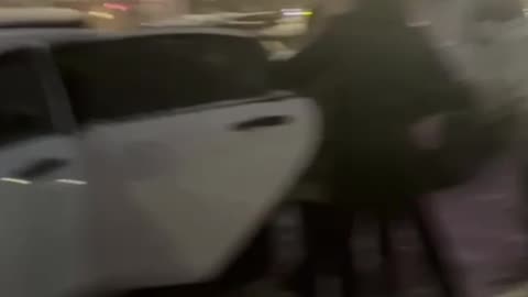 🇷🇺 🏹 🎬 🎙️ In Nizhegorod, police officers forcibly shoved a woman into a car