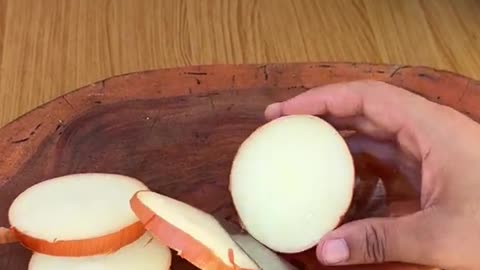 Why does a Chinese doctor recommend that his patients apply garlic to their knees?