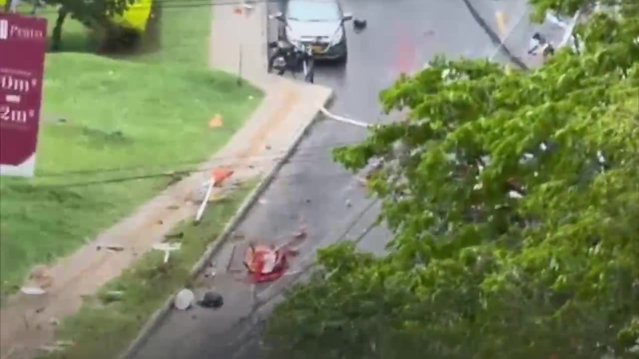Camión de mudanzas pierde el control y vuelca en Colombia