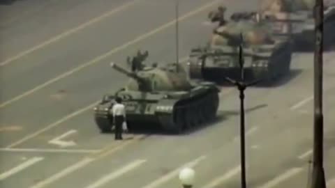 Impressionante como esse vídeo do chinês em frente ao tanque se tornou tão atual.