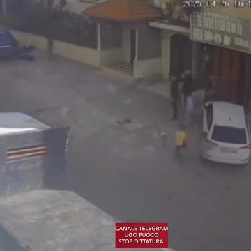 Uccide due giovani donne scagliandosi contro di loro a folle velocità.