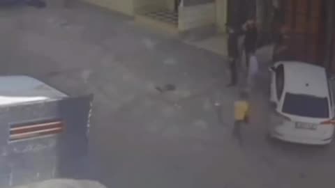 Uccide due giovani donne scagliandosi contro di loro a folle velocità.