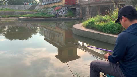 Köder im Wasser Ein Tag am Fluss