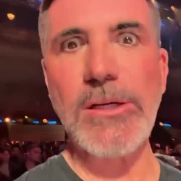 Simon Cowell baffles fans with his 'awkward' clapping as he graces the iconic 'spirit tunnel'