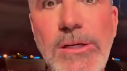 Simon Cowell baffles fans with his 'awkward' clapping as he graces the iconic 'spirit tunnel'