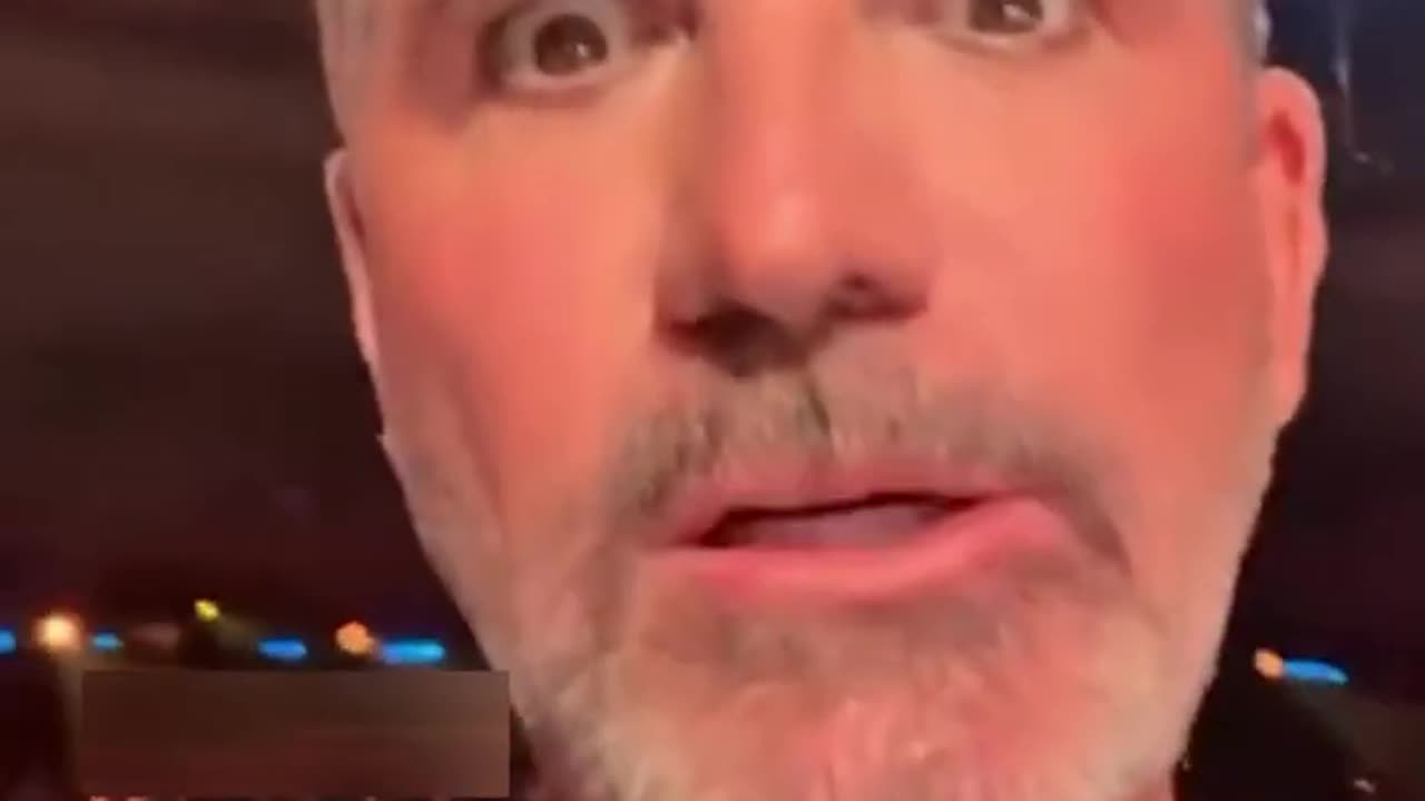 Simon Cowell baffles fans with his 'awkward' clapping as he graces the iconic 'spirit tunnel'