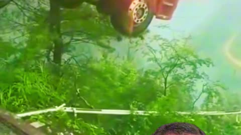 ব্রিজ ভেঙে ঝুলে থাকা গাড়ি 🚗🌉