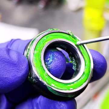 How to lubricate and install a bicycle crankset