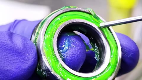 How to lubricate and install a bicycle crankset