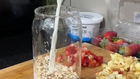 Energizing Oats & Fruit Breakfast smoothie 🍓🥣