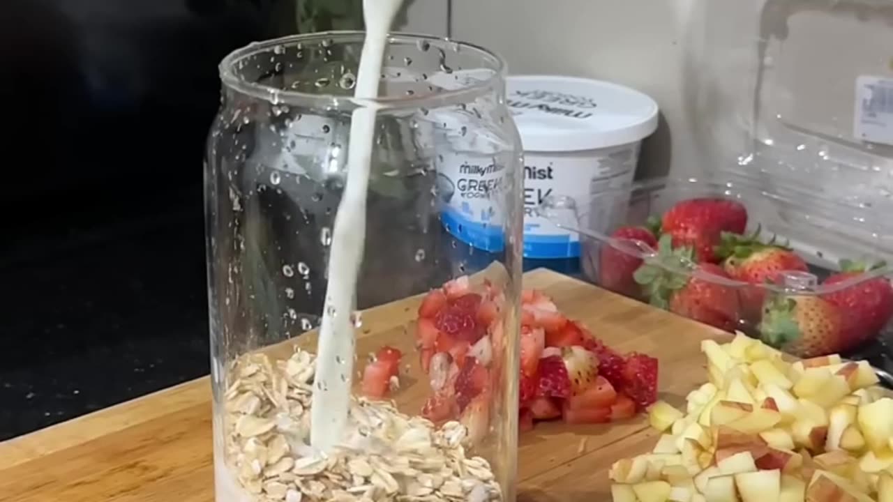 Energizing Oats & Fruit Breakfast smoothie 🍓🥣