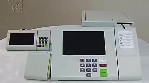 Não, este vídeo não é feito com inteligência artificial.São ministros do STF, em carne e osso, elogiando a urna eletrônica com o voto impresso. O ano era 2017. Mas, em 2025, defender a pauta virou crime de "desacreditar o sistema eleitoral.