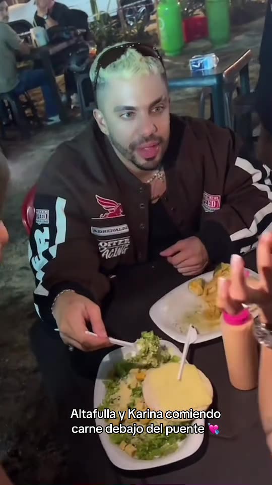 Karina y Altafulla comiendo carne debajo del puente 💘💘 @altafulla #lacasadelosfamososcolombia #IcdIf