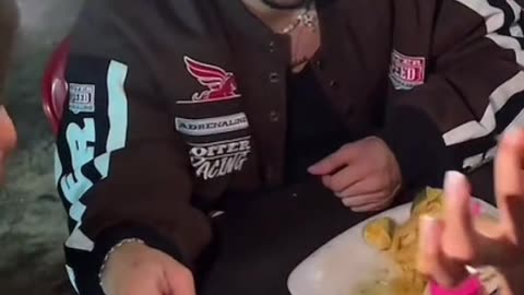 Karina y Altafulla comiendo carne debajo del puente 💘💘 @altafulla #lacasadelosfamososcolombia #IcdIf