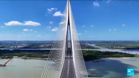 🟢 WATCH: MASSIVE Hongqi Bridge In China Collapses Into Mountain! 758 meters long