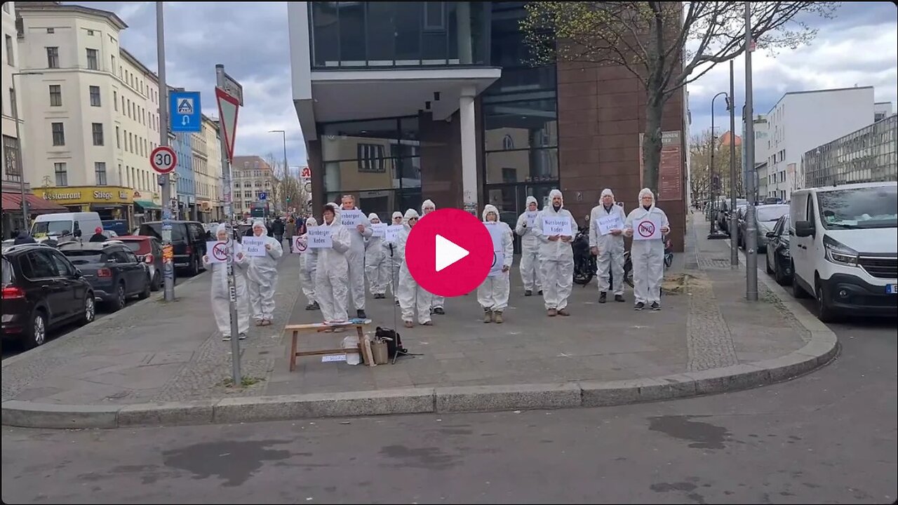 07.04.2025 - Protestaktion der "Schneemenschen mit Würde" vor dem WHO-Hub - Berlin