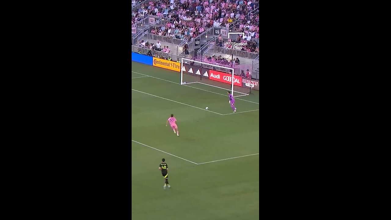 LIONEL MESSI EMBARRASSED GOALKEEPER WITH A CHIP #football #soccer #shorts